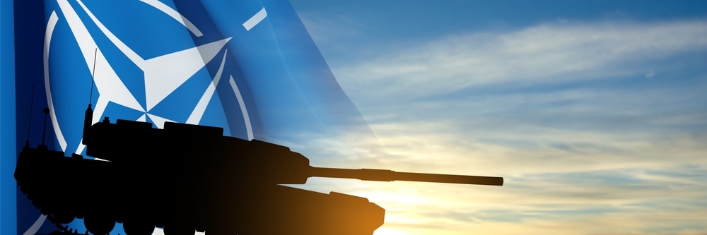 Char et drapeau de l'OTAN en arrière-plan